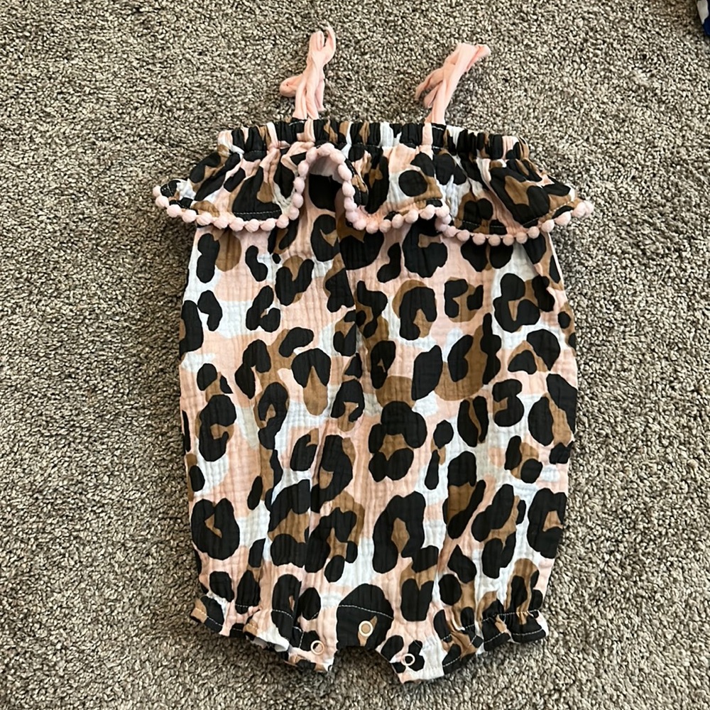 Mud pie onesie 9-12 months never worn